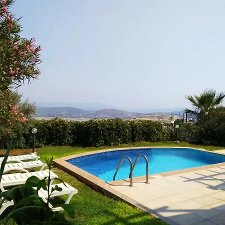 فيلة Lakeside Garden Village *