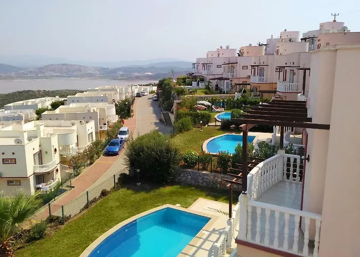 Lakeside Garden Village Vilă *